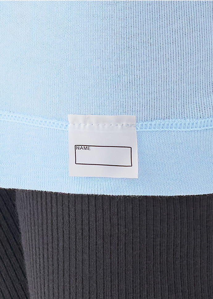 肌に触れない裾表側の名札タグ