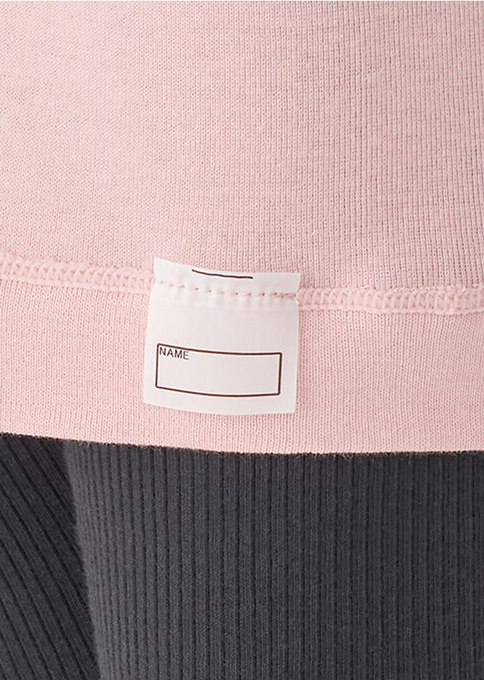 肌に触れない裾表側の名札タグ