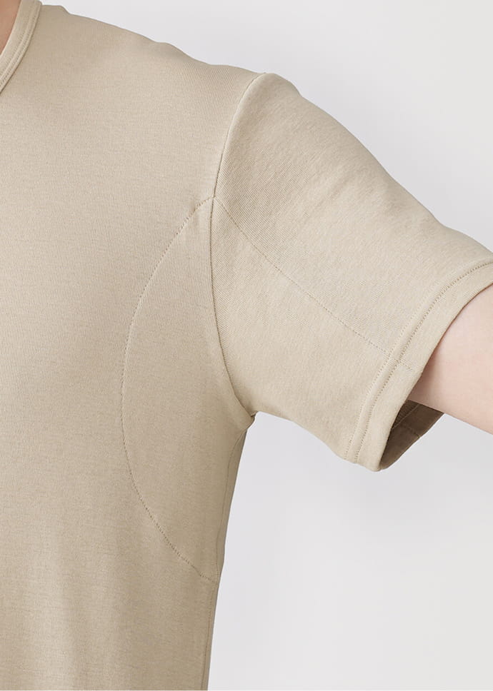 パッドが脇にフィットするアームホール