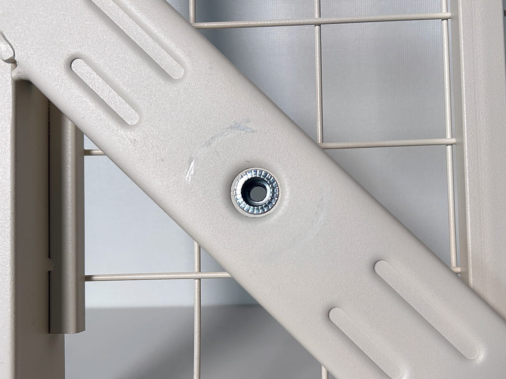 スチールの支え部品のネジ穴周りについた凹み跡