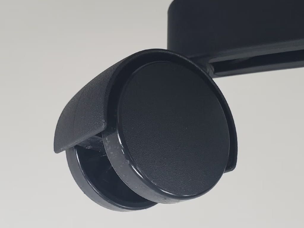 デスクチェアのプラスチックキャスターについた擦り傷