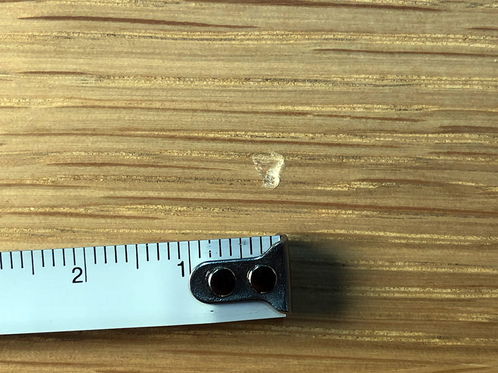 同じく2mm程度の打痕がある木板の写真