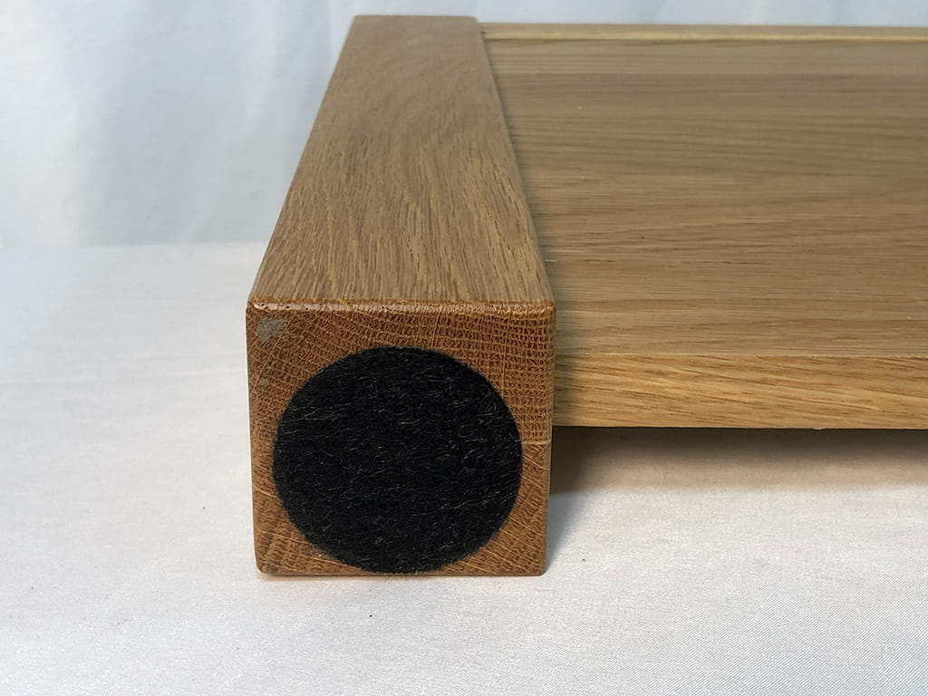 予め防音用の丸いフェルトが貼り付けられた家具の足の写真