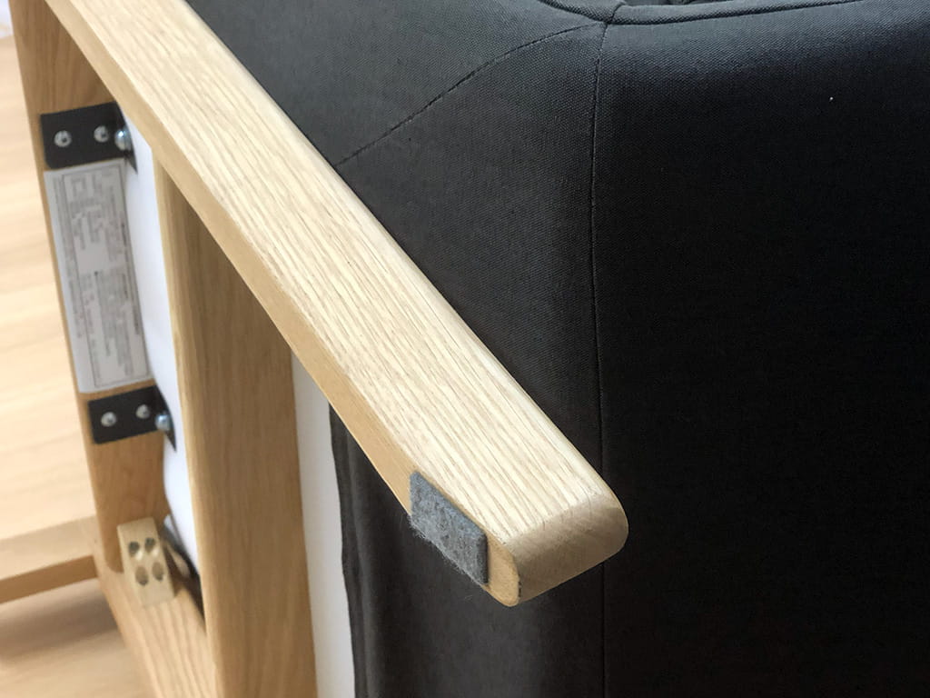 四角いフェルトが貼られた家具の足の写真