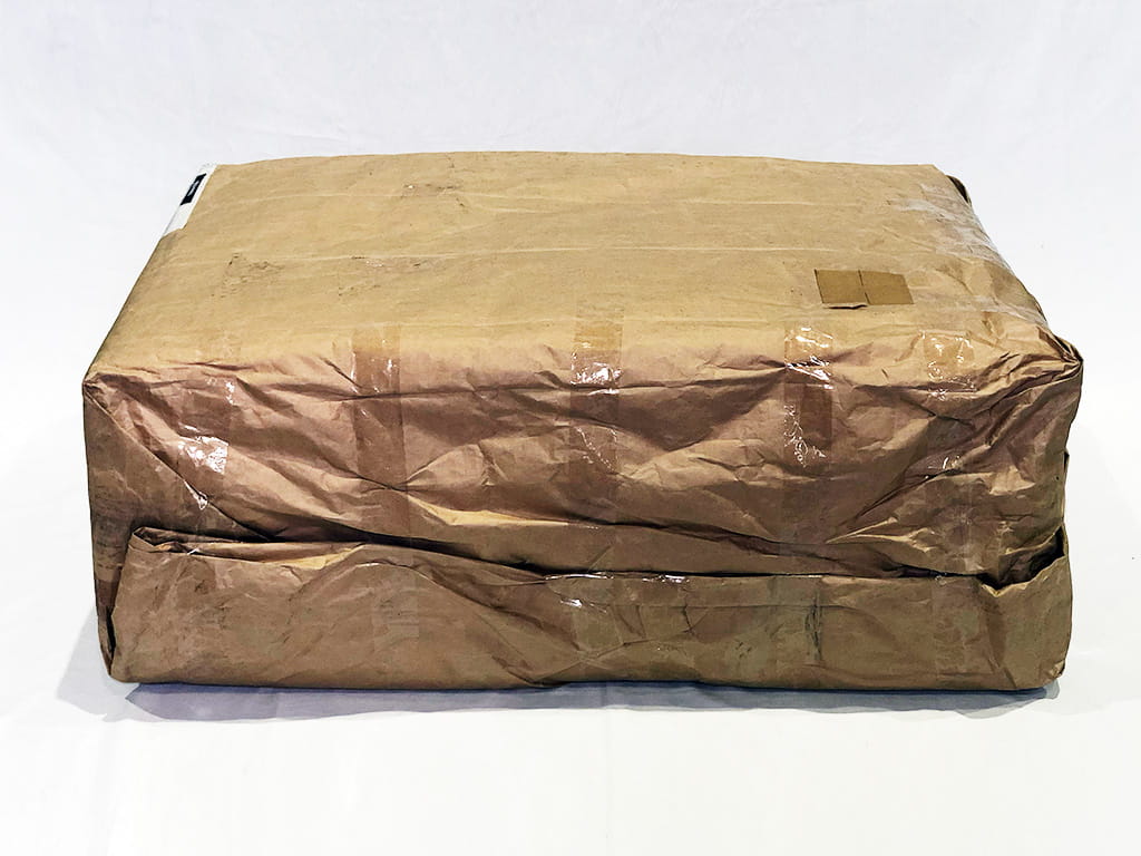 外紙が汚れた大型梱包物の写真