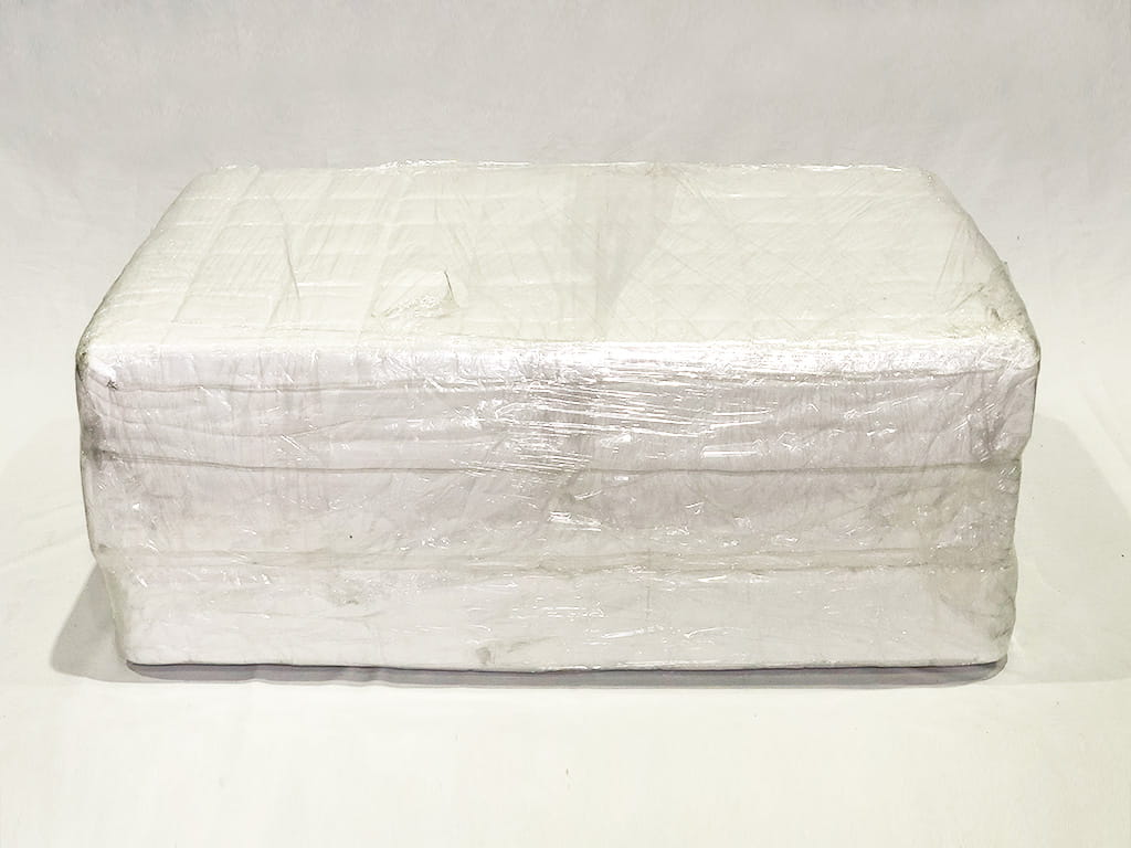 梱包のビニールが汚れているマットレスの写真