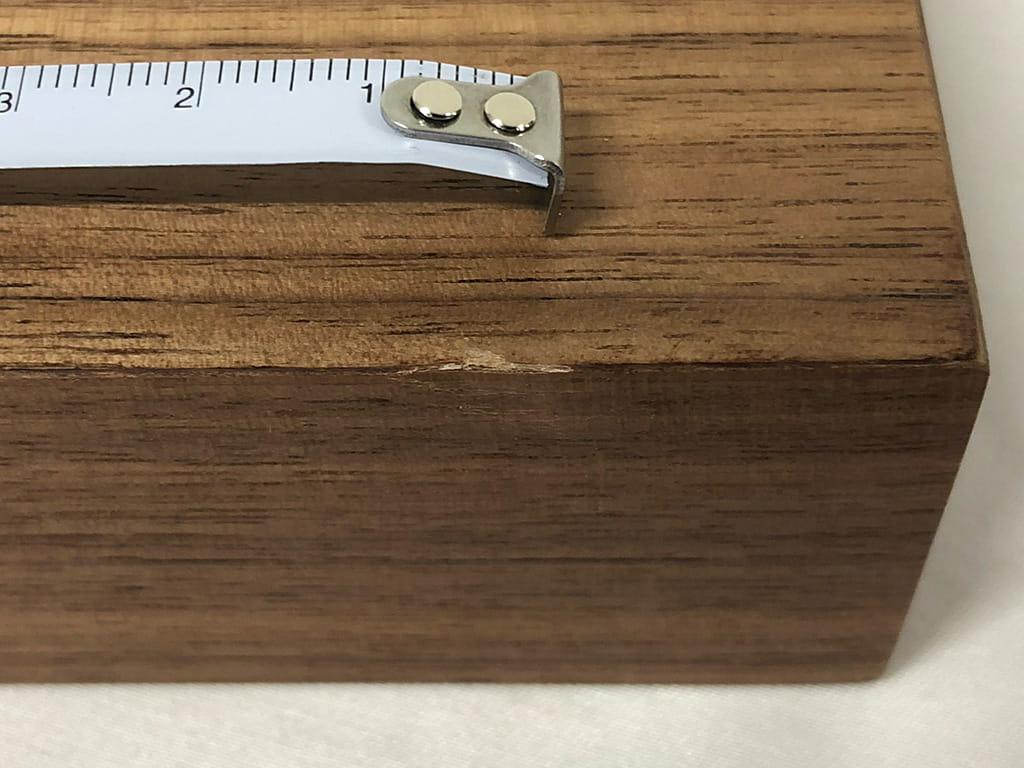 木板の角にある1cm程のささくれの写真