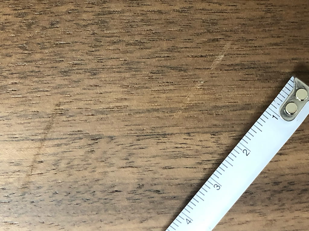 木の表面についた2cm程の2箇所のすり傷の写真