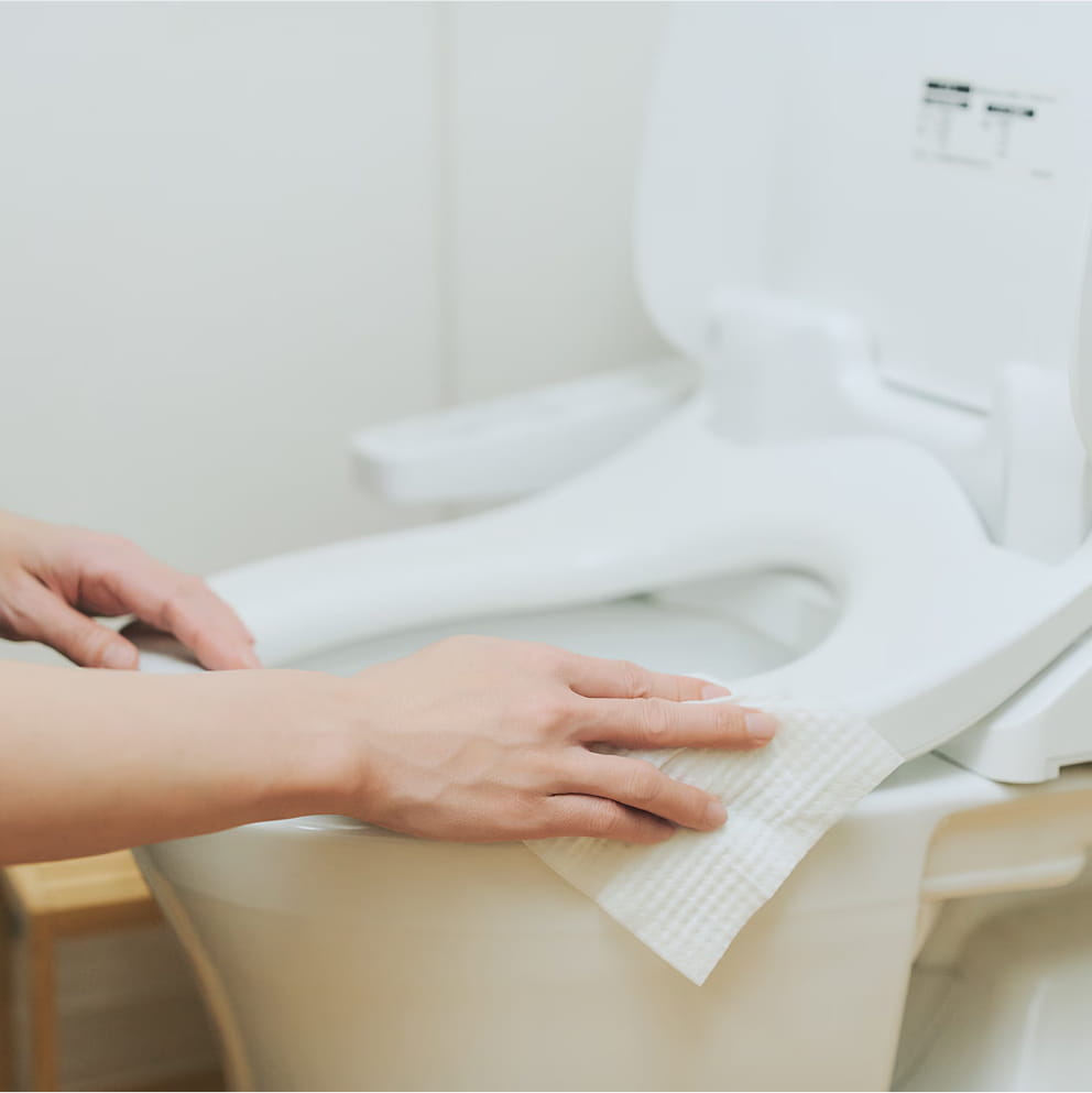 流せる除菌トイレクリーナーでトイレの拭き掃除をする写真