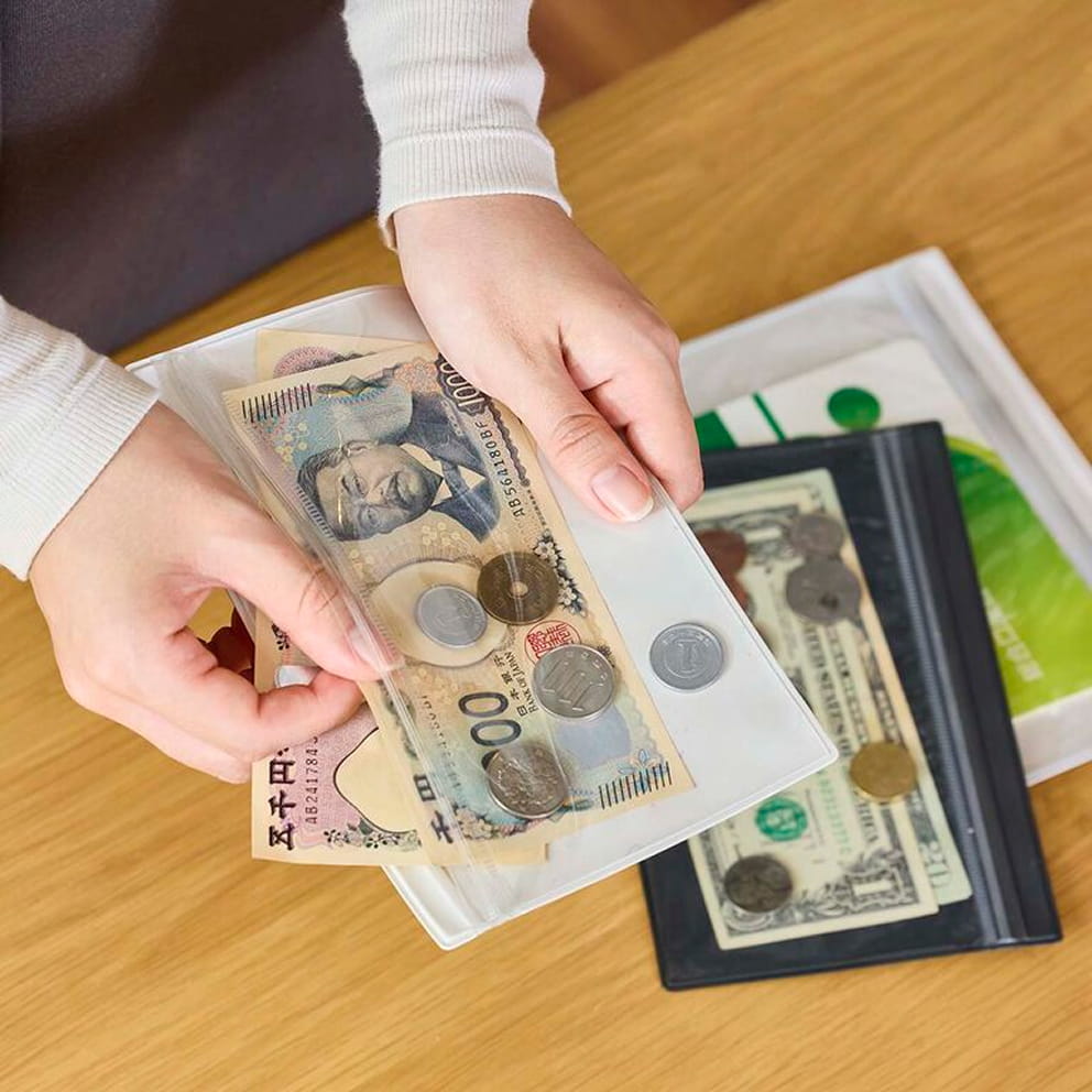 片面クリアケースに現金や通帳を入れる写真
