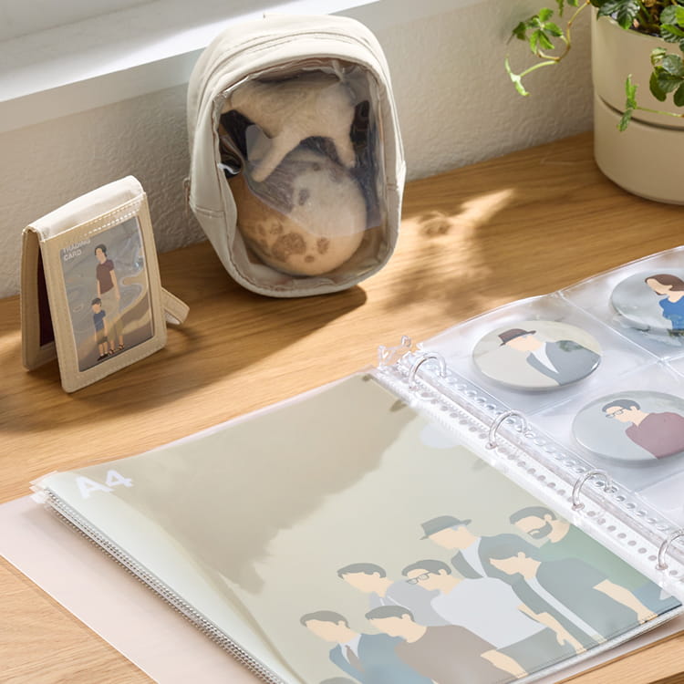 机に広げられた小物収納・ディスプレイ用品