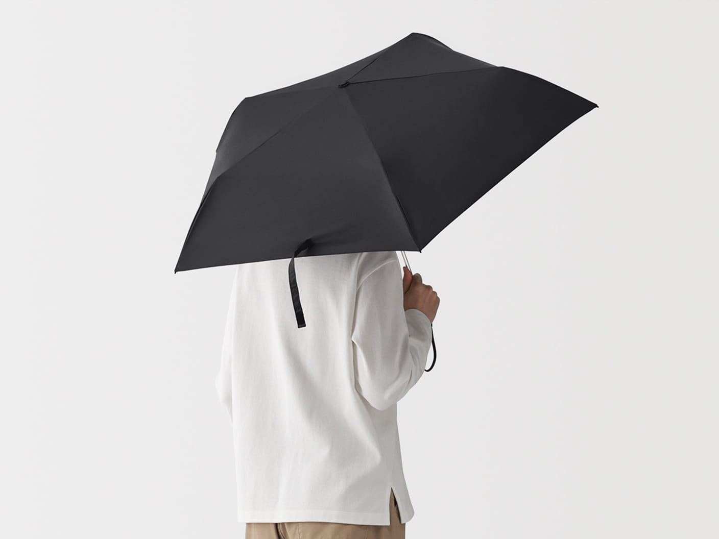 遮熱性のある　折りたたみ日傘の使用イメージ