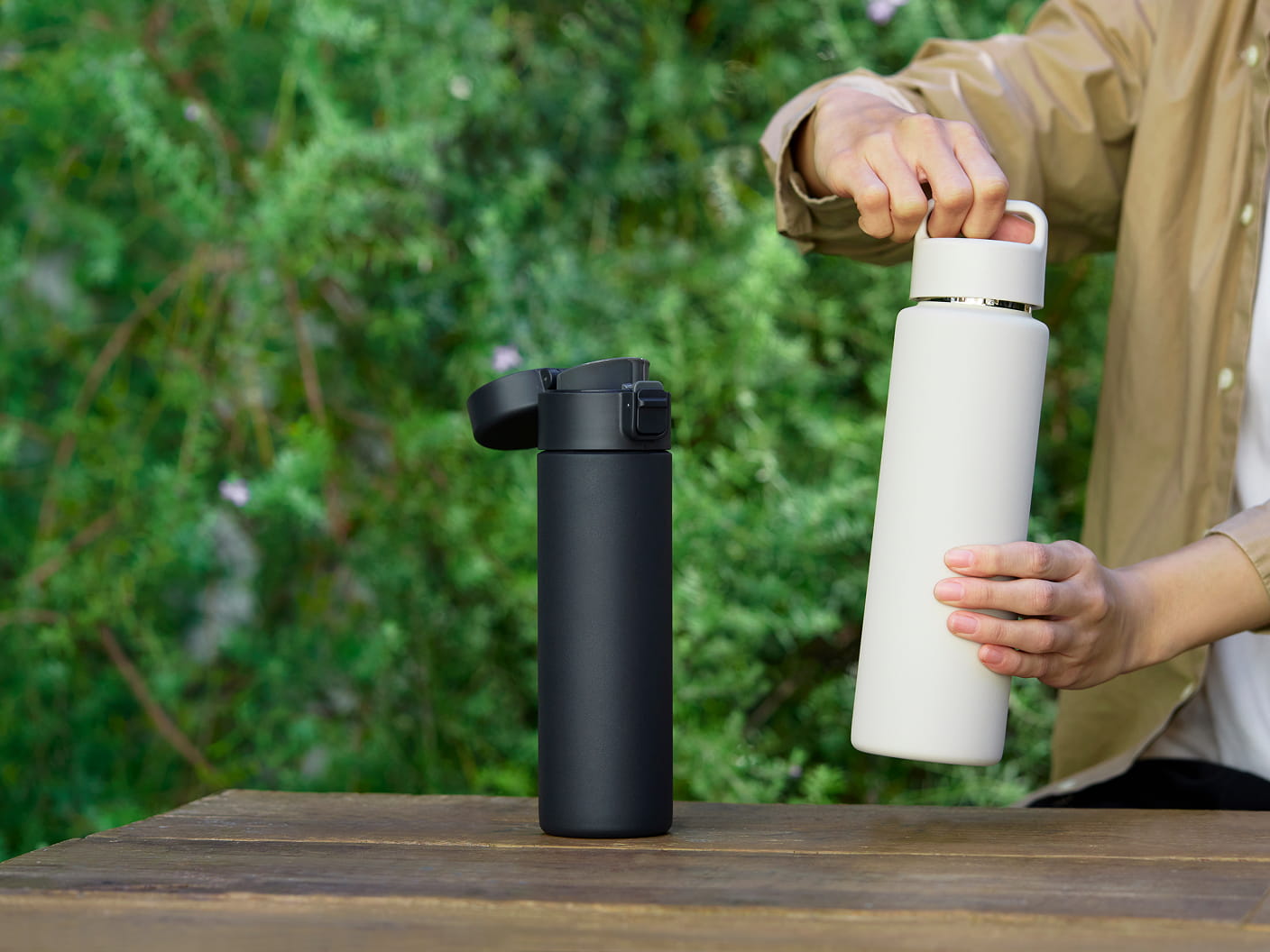 真空断熱構造　保温保冷ボトル　ワンタッチタイプの使用イメージ