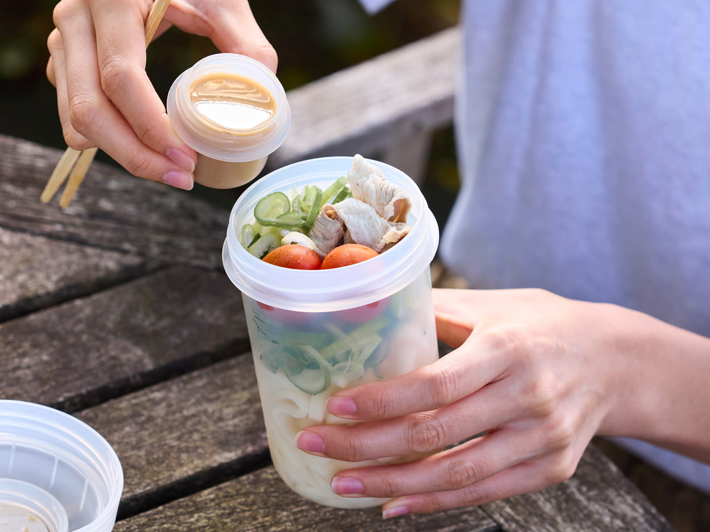 トッピングカップ付き　ランチカプセルの使用イメージ