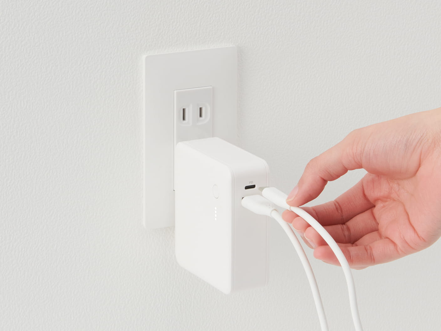 コンセントから直接充電する急速充電ができるモバイルバッテリー付充電器の写真