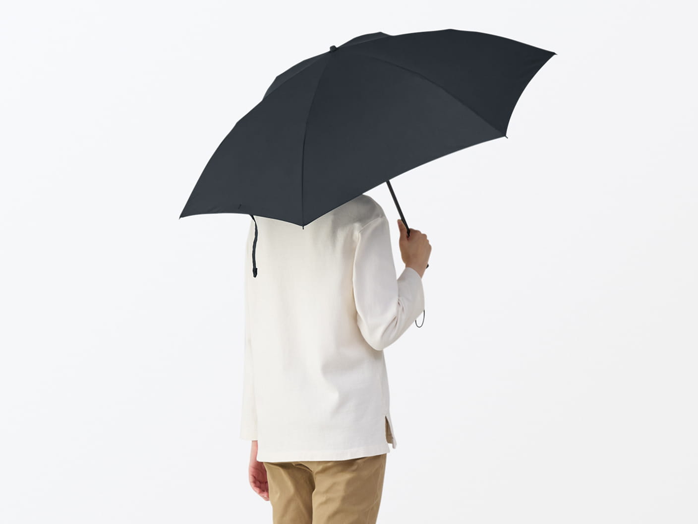 晴雨兼用2通りにたためる折りたたみ傘をさす女性の写真