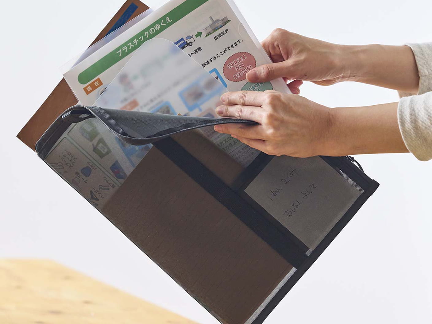 ナイロンメッシュ　縦型書類ケース・仕切り付 の商品画像2