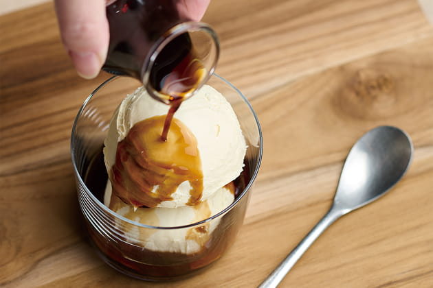 アイスクリームにカフェベースをかけている画像