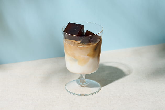 カフェベースを凍らせてグラスにミルクを注いだ画像