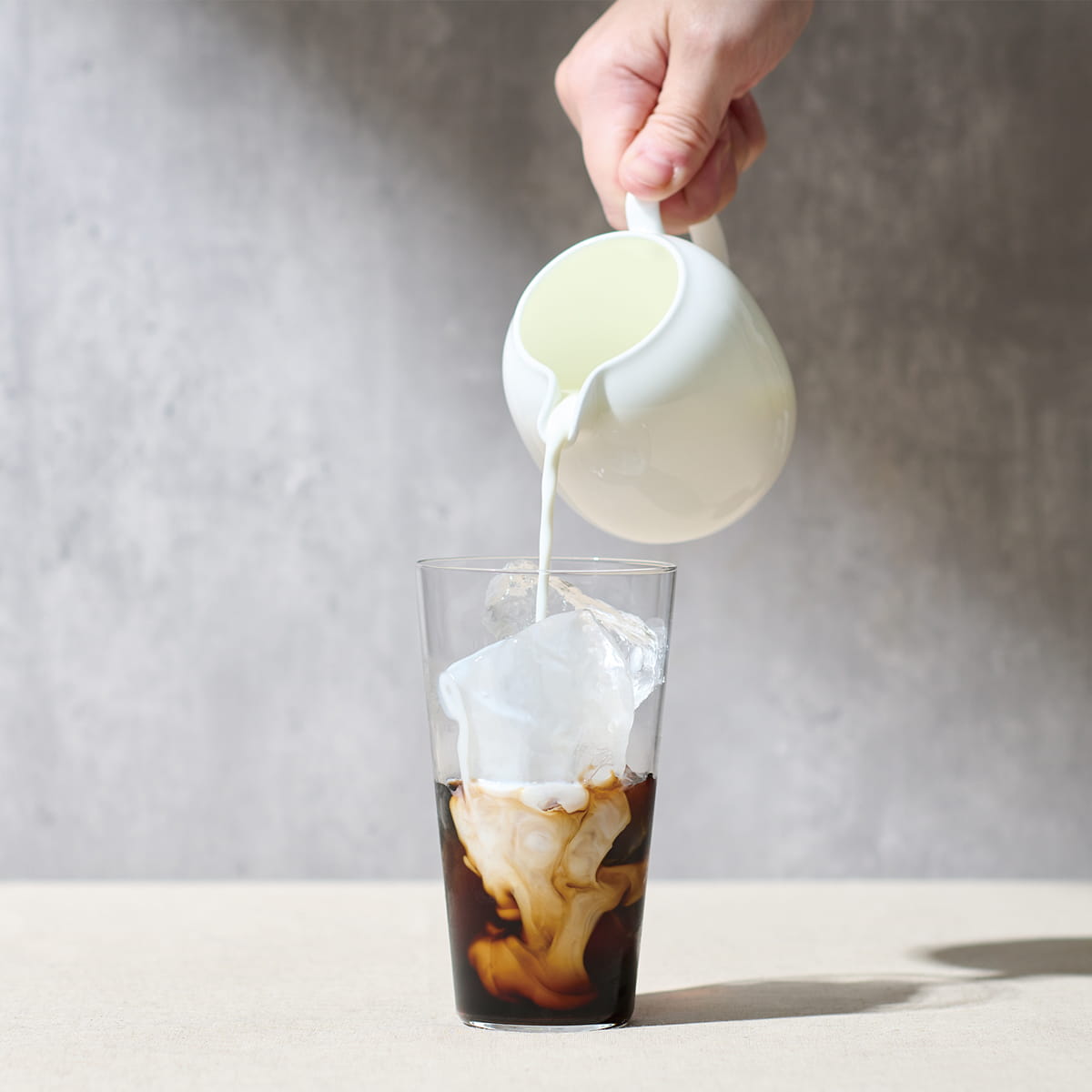 カフェオレベースをミルクで割っている様子