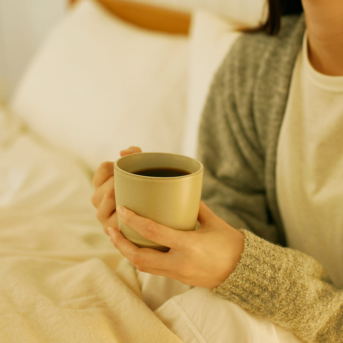 朝にも、夜にも、気軽に飲めるコーヒーのイメージ