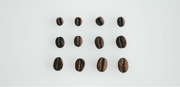 不揃いコーヒー豆のイメージ