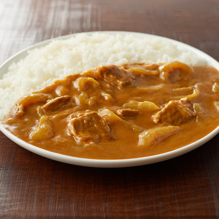 器によそった和出汁と牛肉の大盛りカレーの写真