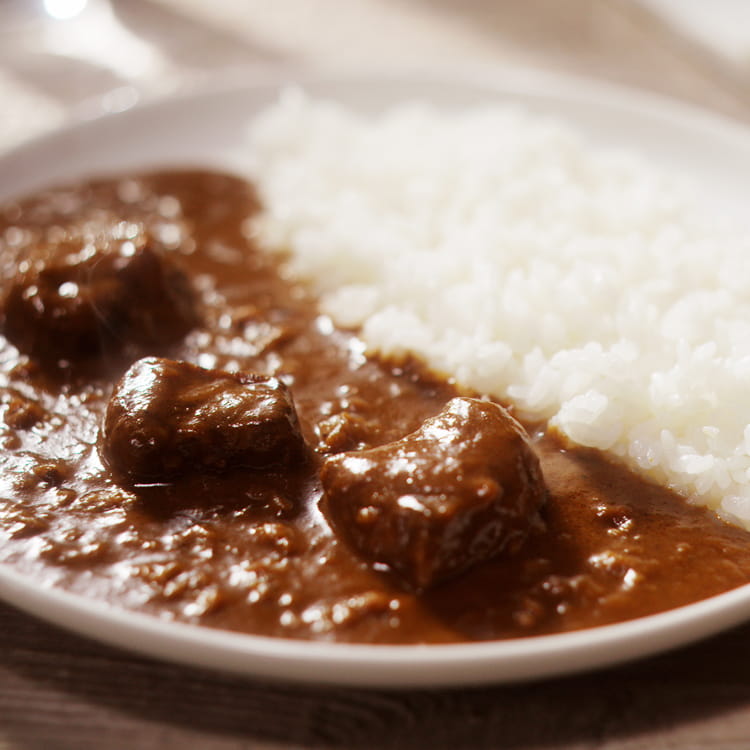 器によそったデミグラスソースの欧風ビーフカレーの写真