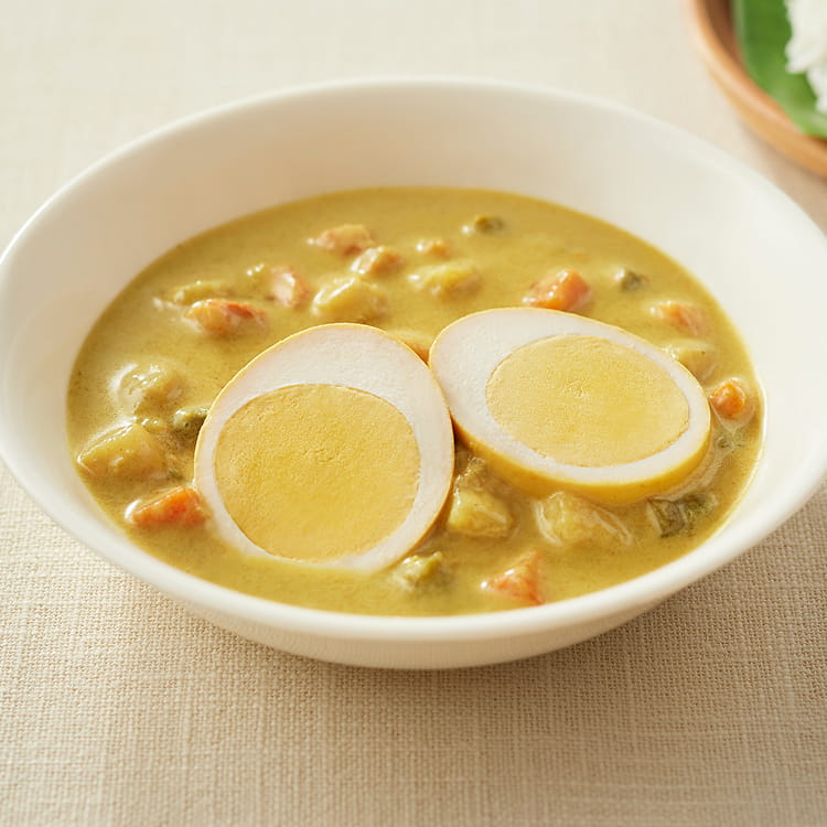 器によそった現地に学ぶ　スリランカ　たまごと野菜のクリーミーカレーのイメージの写真