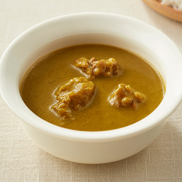 器によそった現地に学ぶ　スリランカ　ココナッツと青唐辛子のチキンカレーのイメージの写真