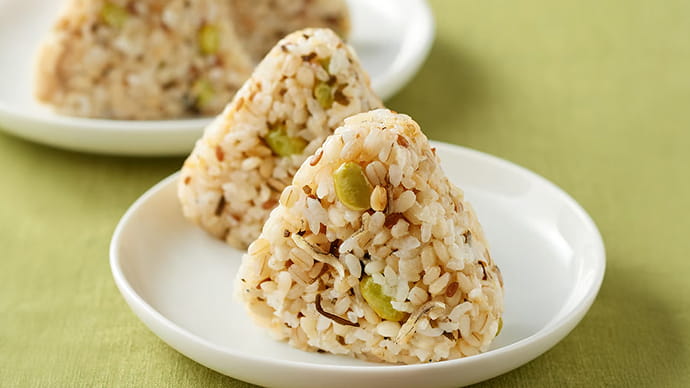 もち麦ごはんの枝豆塩昆布としらすおにぎり 5個