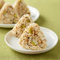 お皿に並べられたおにぎりのイメージ