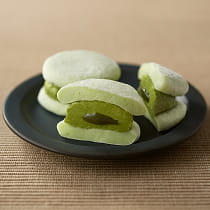 お皿に盛られたふわもちサンド 抹茶クリームのイメージ