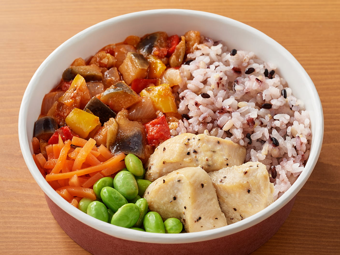 <span class="eng">１</span>／<span class="eng">３</span>日分の野菜を使った雑穀ごはん　ラタトゥイユとペッパーチキン　<span class="eng">２４５ｇ</span>（<span class="eng">１</span>人前）のイメージ