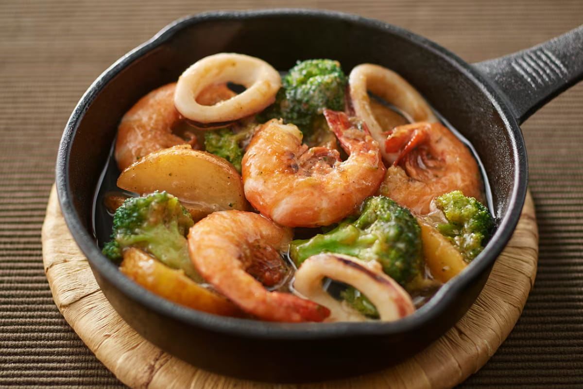 フライパンでつくるミールキット　海老といかのアヒージョ　<span class="eng">２０６ｇ</span>（<span class="eng">２</span>人前）のイメージ