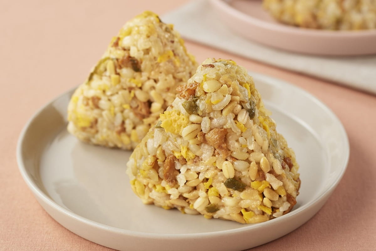たんぱく質がとれるおにぎり 鶏そぼろと玉子 400g（80g×5個）のイメージ