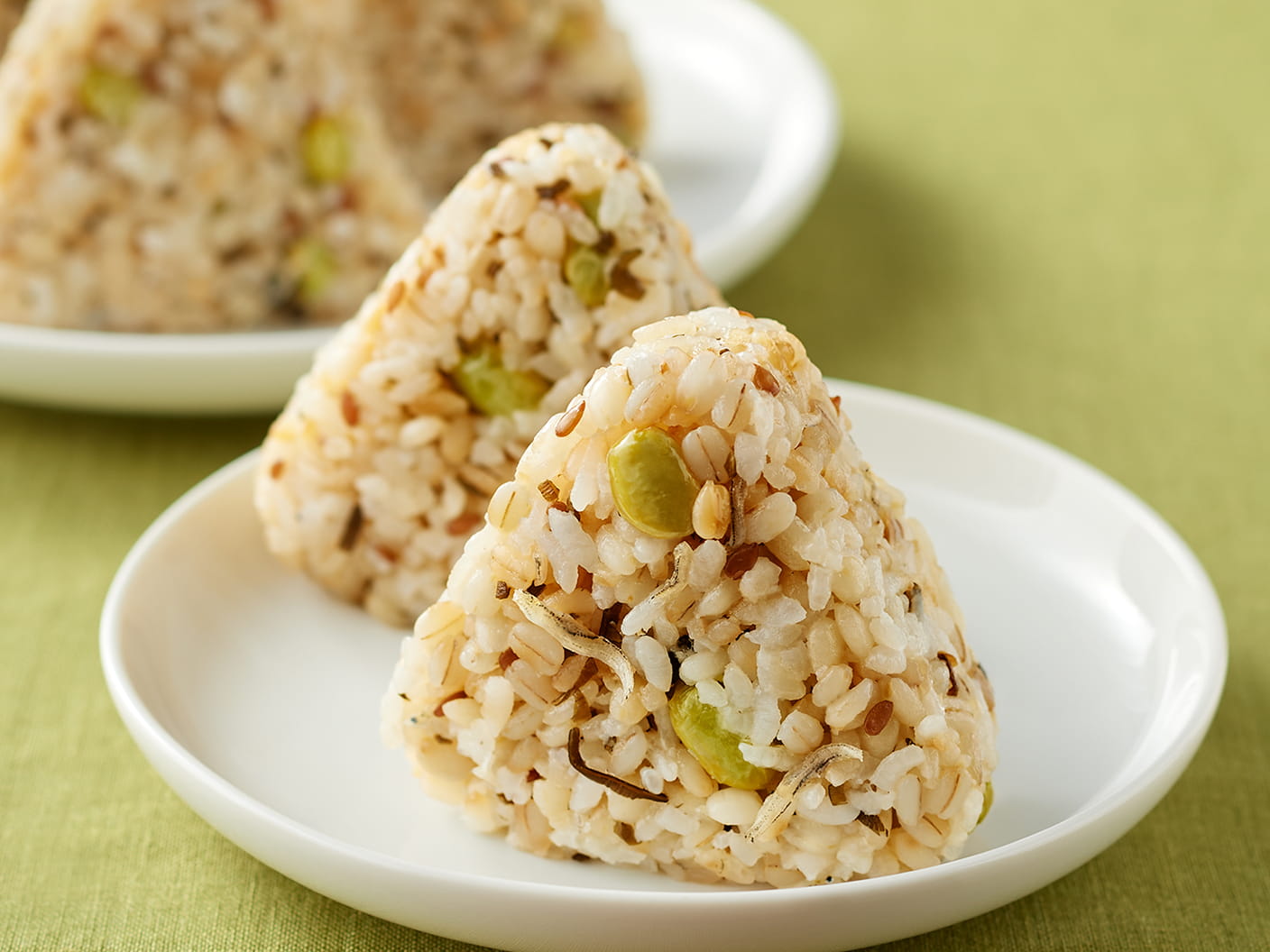 もち麦ごはんの枝豆塩昆布としらすおにぎり　５個のイメージ