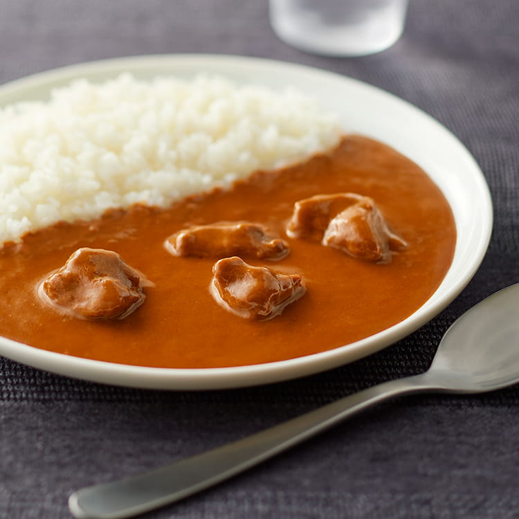 お皿に盛った素材を生かしたカレー　バターチキンの画像