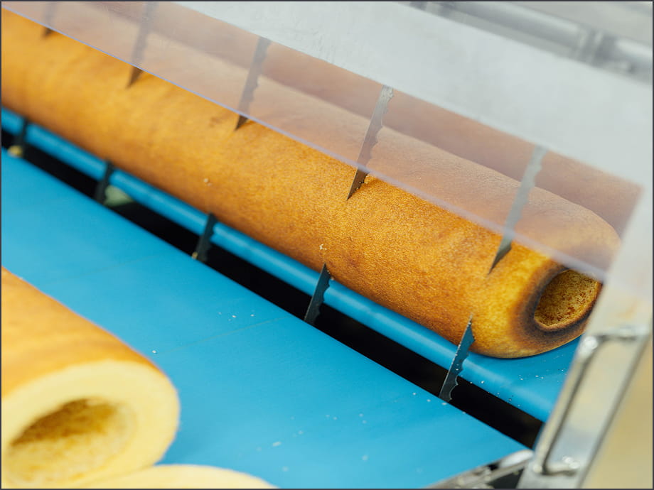 バウムをカットする様子