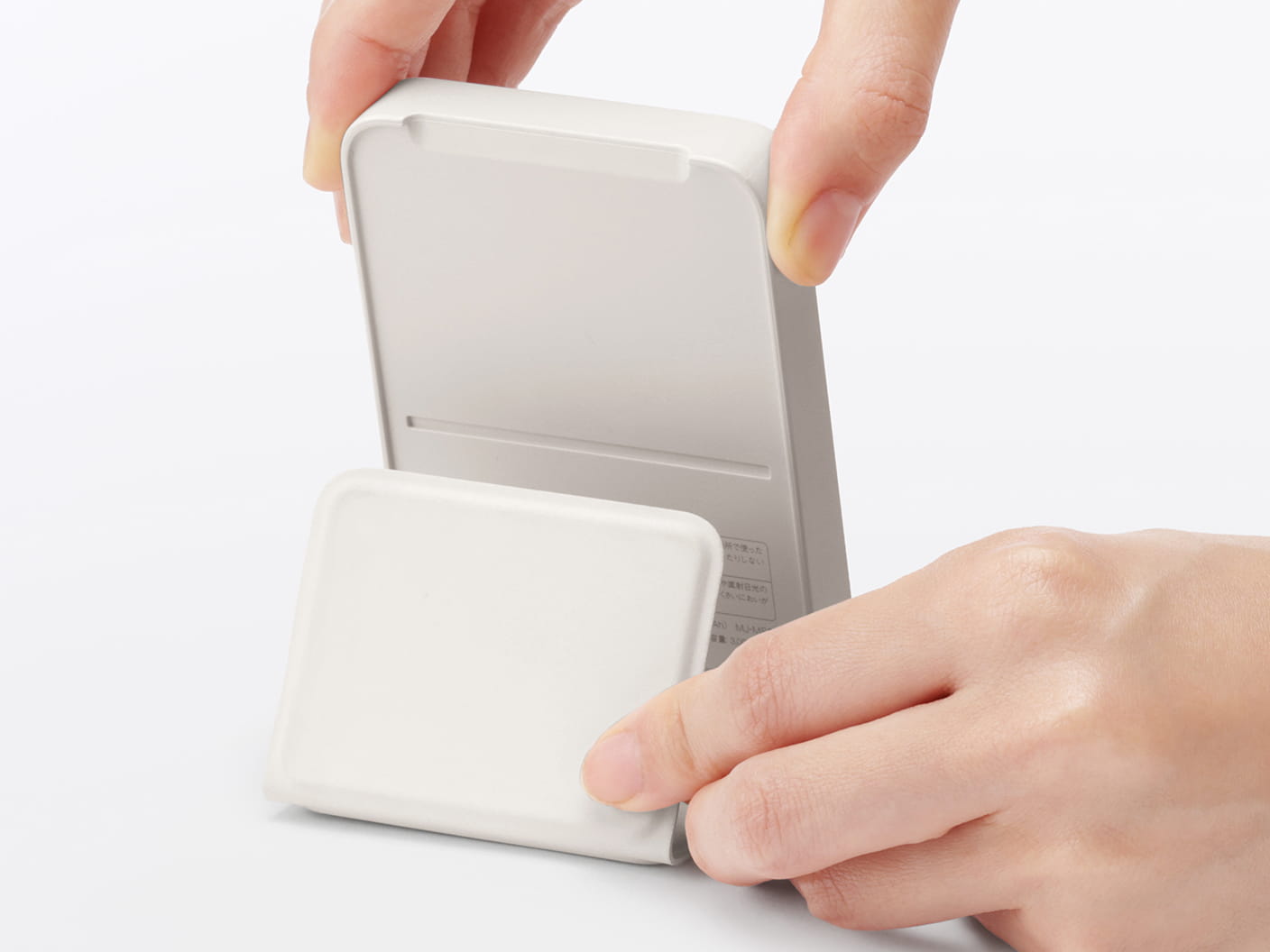 スマホスタンドにもなるモバイルバッテリーの使用イメージ
