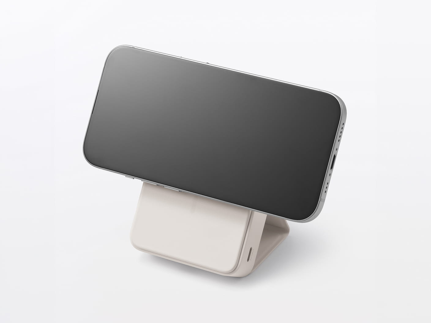 スマホスタンドにもなるモバイルバッテリーの使用イメージ