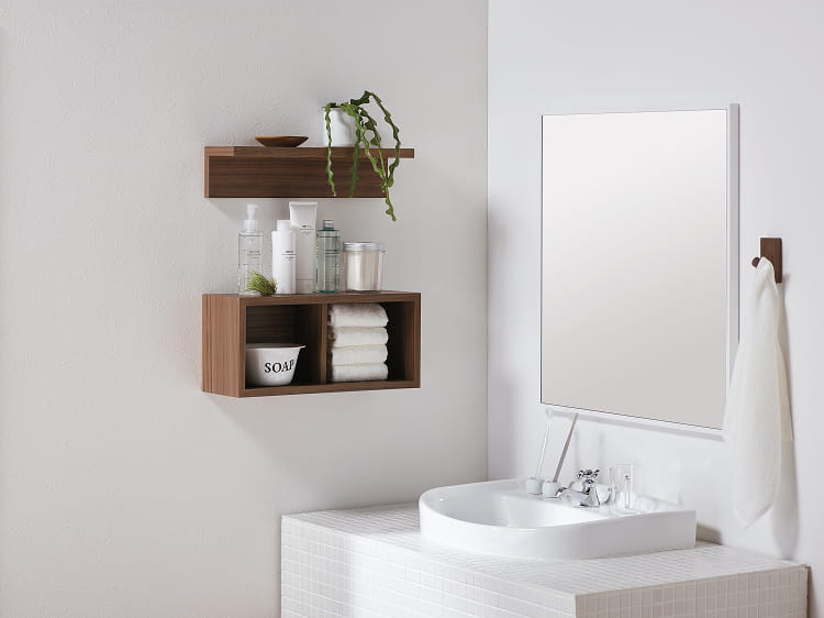 壁に付けられる家具箱を洗面所で使う様子。