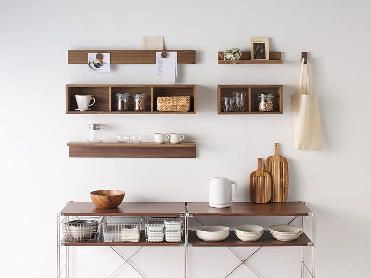 壁に付けられる家具箱をキッチン収納として使う様子。