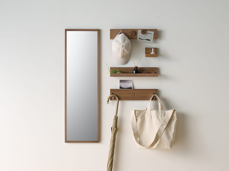 壁に付けられる家具3連ハンガーを鏡やトレーなどと組み合わせてドレッサーとして使う様子。