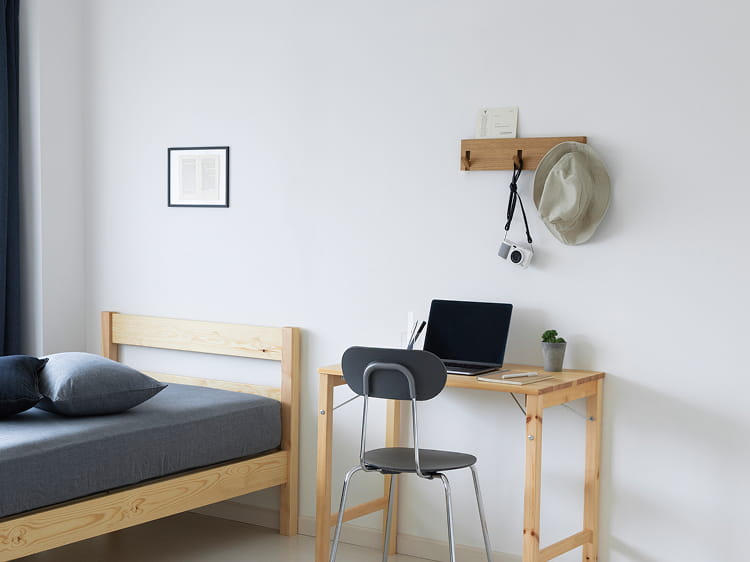 壁に付けられる家具3連ハンガーをデスク上に設置して使う様子。