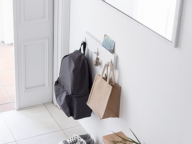 壁に付けられる家具3連ハンガーを玄関に設置して使う様子。