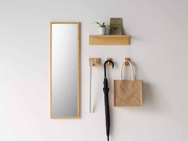 壁に付けられる家具フックを鏡や棚と一緒に玄関に設置して使う様子。