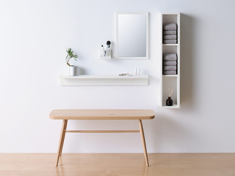 壁に付けられる家具ミラーをトレーや棚と組み合わせてドレッサーとして使う様子。