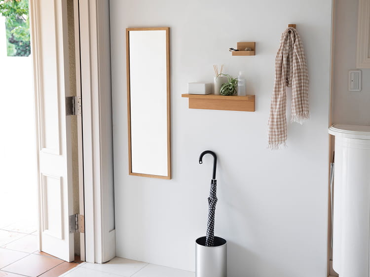 壁に付けられる家具ミラーを玄関で使う様子。