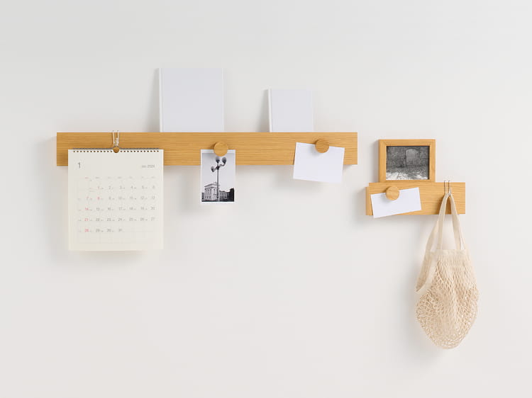 壁に付けられる家具長押にポストカードやカレンダーをディスプレイする様子。